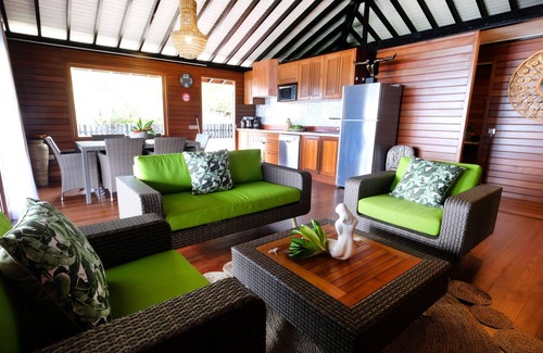 Temae House | Experience Bungalow Bord de Mer at Motu Temae - 10/10 Rated
