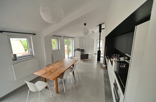 Virton House | Bungalow by Lake Rabais in Virton