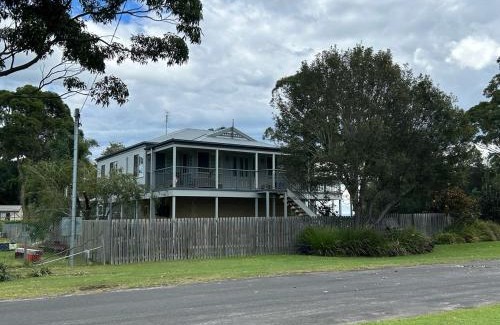 Shoalhaven Heads House | Guest Rated 10/10: Bungalow by the River with Hot Tub