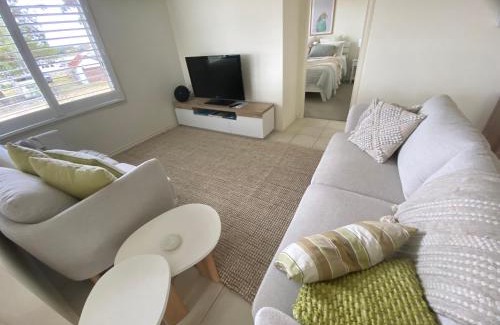Shoalhaven Heads House | Guest Rated 10/10: Bungalow by the River with Hot Tub