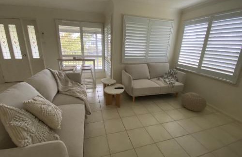 Shoalhaven Heads House | Guest Rated 10/10: Bungalow by the River with Hot Tub
