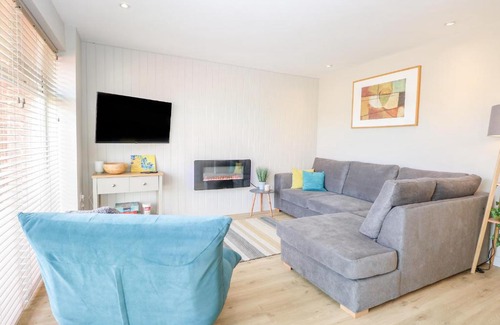 Kessingland House | Pet-Friendly Bungalow by the Beach with Ocean View