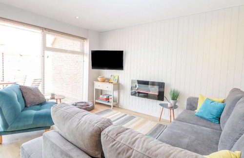 Kessingland House | Pet-Friendly Bungalow by the Beach with Ocean View