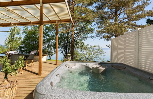 Trondheim Apartment | Relaxing Bungalow by The Sea with Breakfast Included