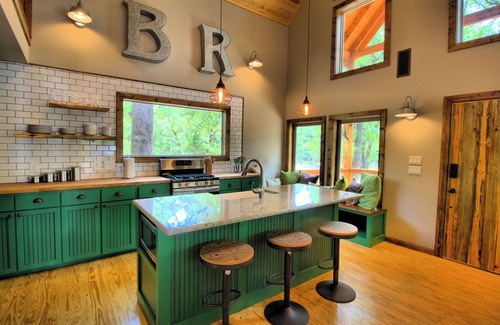 Wills Point Cabin | Bungalow Cabin w/Spa on 160 Acres, New Host! Over 200 Exceptional Reviews!
