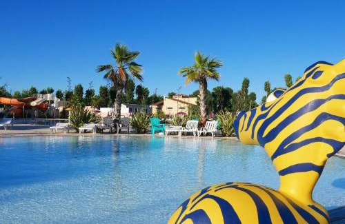 Vias House | Family-Friendly 4-Star Bungalow with Shared Pool Near Beach