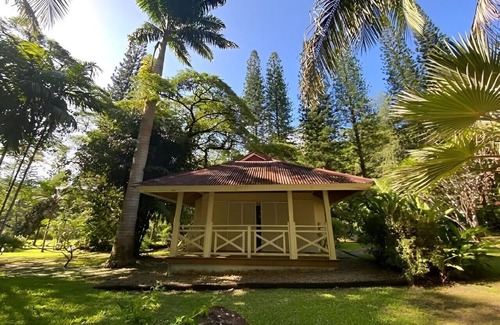 Sarramea House | Relax at Bungalow D'antan Spa - Pet Friendly Retreat