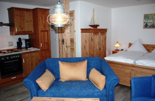 Bad Saarow House | Idyllic Lakeside Bungalow with Pool and Spa - Ferienhof Löschebrand