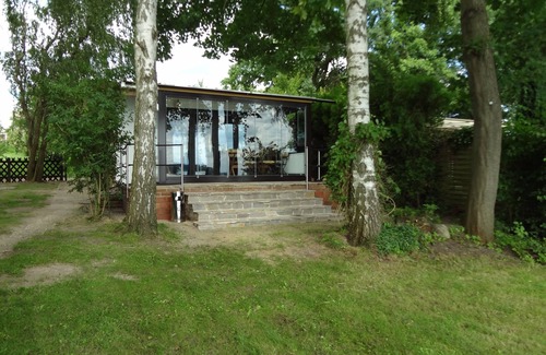 Bad Saarow House | Idyllic Lakeside Bungalow with Pool and Spa - Ferienhof Löschebrand