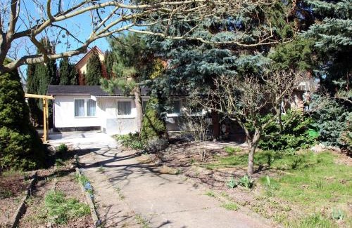 Marzahn-Hellersdorf House | Relaxing Bungalow Garden Retreat in Berlin, Pet and Child Friendly