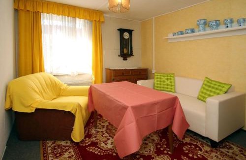 Marzahn-Hellersdorf House | Relaxing Bungalow Garden Retreat in Berlin, Pet and Child Friendly