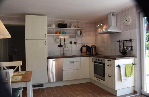 Grube House | Enchanting Bungalow-Gartenzauber: Child-Friendly Retreat