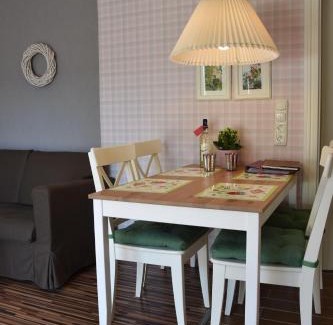 Grube House | Enchanting Bungalow-Gartenzauber: Child-Friendly Retreat