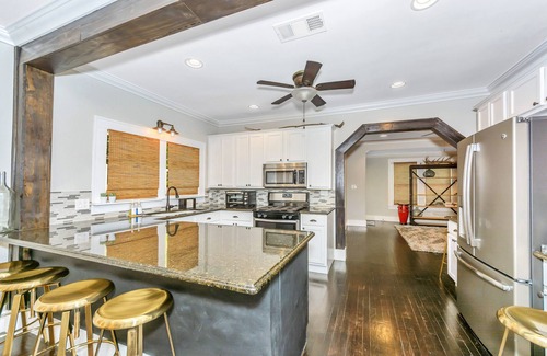 Oak Cliff House | Exceptional 2/2 Bungalow Gem in Oak Cliff - Pet Friendly!