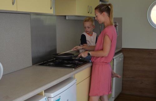 's-Gravenzande House | Unique Bungalow Steps from the Beach – Pet Friendly Stay