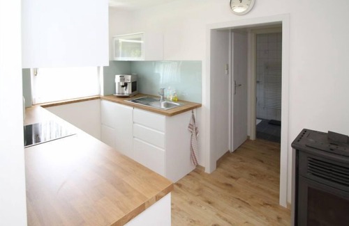 Floridsdorf House | Pet-Friendly Bungalow Leopoldau with Lake View & Spa