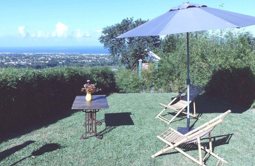 Entre-Deux House | Cozy Bungalow Les Bambous: Guest Rated 9.4, Family-Friendly