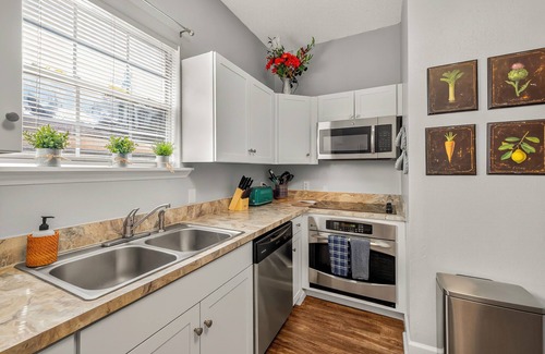 Tallahassee House | Bungalow mins from College/Mid/Down-towns