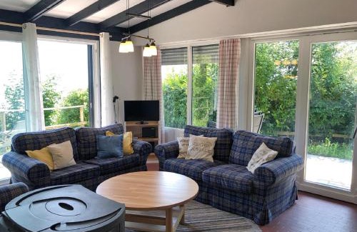Aer Apartment | Relaxing Bungalow with Lake View & Pool for Families