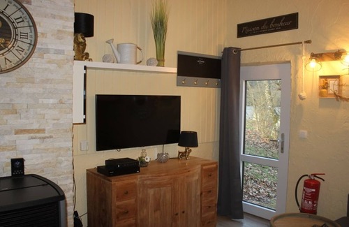 Virton House | Cozy Bungalow by Vallée de Rabais Lake with Family Amenities
