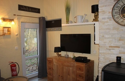 Virton House | Cozy Bungalow by Vallée de Rabais Lake with Family Amenities