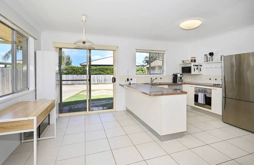 Buddina House | Beachfront Bungalow: Pet-Friendly Retreat with Ocean Views