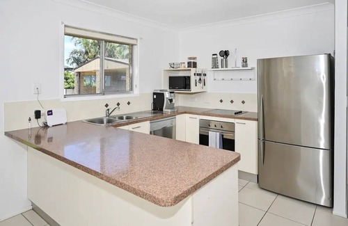 Buddina House | Beachfront Bungalow: Pet-Friendly Retreat with Ocean Views