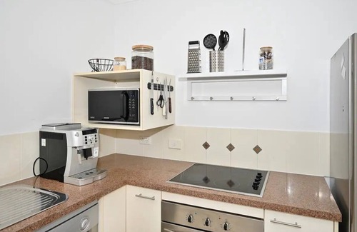Buddina House | Beachfront Bungalow: Pet-Friendly Retreat with Ocean Views