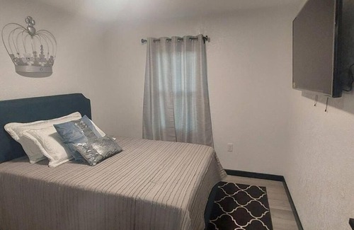 Tavares House | Scenic Bungalow with Lake Dora Views and 8.8 Rating