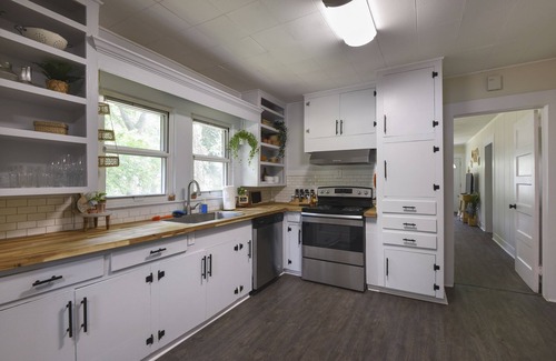 Gulfport House | Bungalow style home - 10 min walk to beach!
