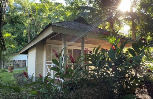 Sarramea House | Relaxing Bungalow Terra Sarramea: Pet-Friendly Retreat