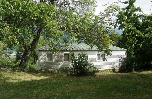 Les Sagnieres House | Serene Bungalow with Lake View, Spa and Beach Access