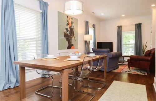 Villa Heights House | Cozy Bungalow & Tiny Guest House with Private Yard