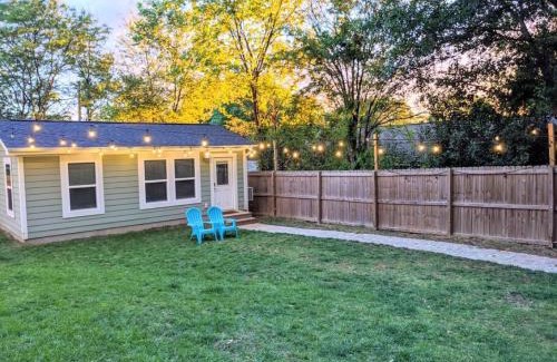 Villa Heights House | Cozy Bungalow & Tiny Guest House with Private Yard