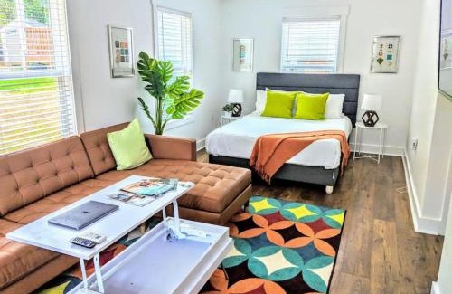 Villa Heights House | Cozy Bungalow & Tiny Guest House with Private Yard