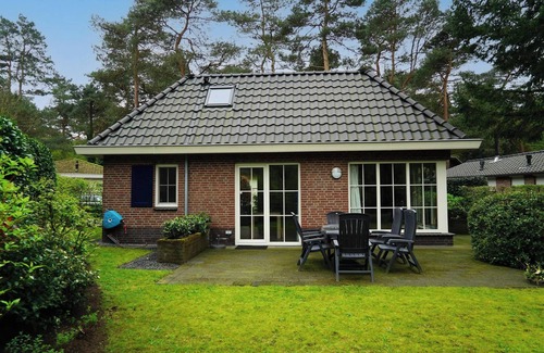 Beekbergen-Zuid House | Cozy 2-Bedroom Bungalow with Garden and Kitchen Access