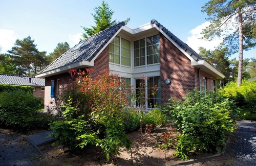 Beekbergen-Zuid House | Cozy 2-Bedroom Bungalow with Garden and Kitchen Access