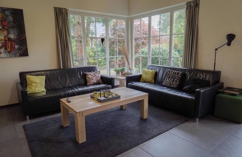 Beekbergen-Zuid House | Cozy 2-Bedroom Bungalow with Garden and Kitchen Access