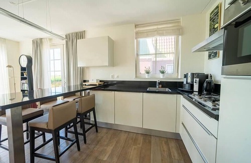 Uitdam House | Cozy Bungalow: 2 Bedrooms, 2 Bathrooms & Family-Friendly