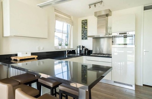 Uitdam House | Cozy Bungalow: 2 Bedrooms, 2 Bathrooms & Family-Friendly