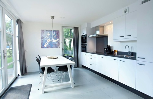 Hulshorst House | Cozy 4-Bedroom Bungalow with Terrace & Outdoor Fireplace