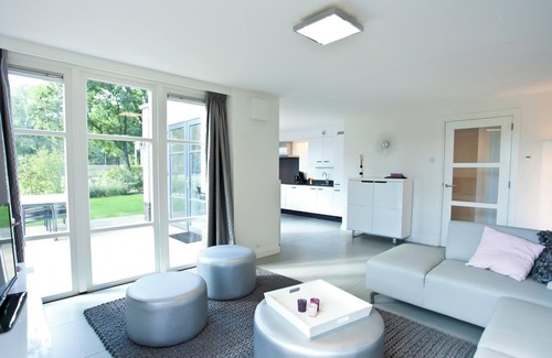 Hulshorst House | Cozy 4-Bedroom Bungalow with Terrace & Outdoor Fireplace