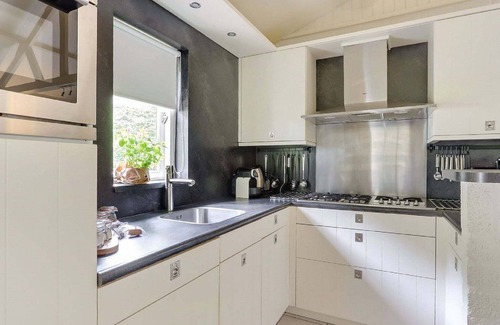 Uden House | Inviting Bungalow with Terrace in Bedafse Bergen