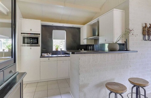 Uden House | Inviting Bungalow with Terrace in Bedafse Bergen