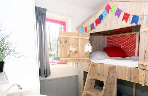 Epe House | Relaxing Bungalow with Tree House Bed in Veluwe