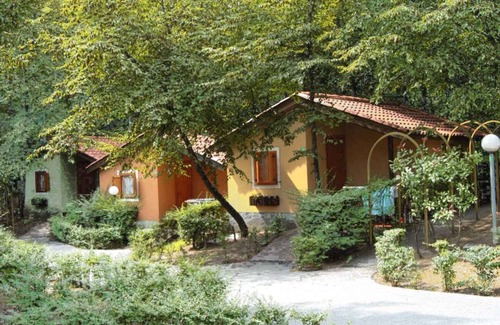Ceriale House | Pet-Friendly Bungalow with Pool and Lake View Getaway