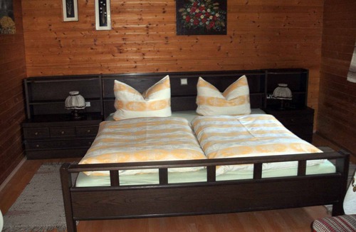 Glatzham House | Cozy Bungalow with Expansive Garden & Family-Friendly Amenities