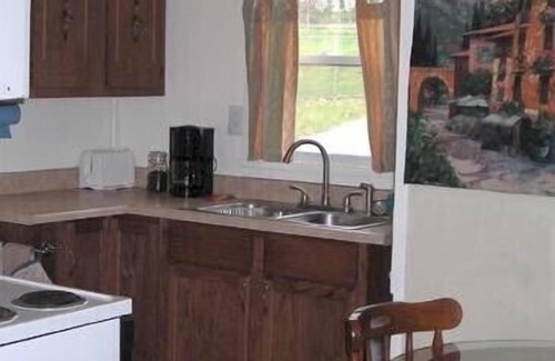 Youngwood House | Pet-Friendly Bungalow with Spa and Perfect 10 Rating!