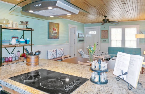 Wimberley Cottage | Experience Bungalows on the Square with Hot Tub & Spa