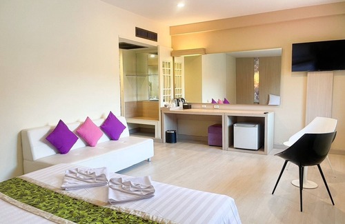 Makham Tia Hotel | Discover Comfort at Bunjongburi Hotel with Family Amenities